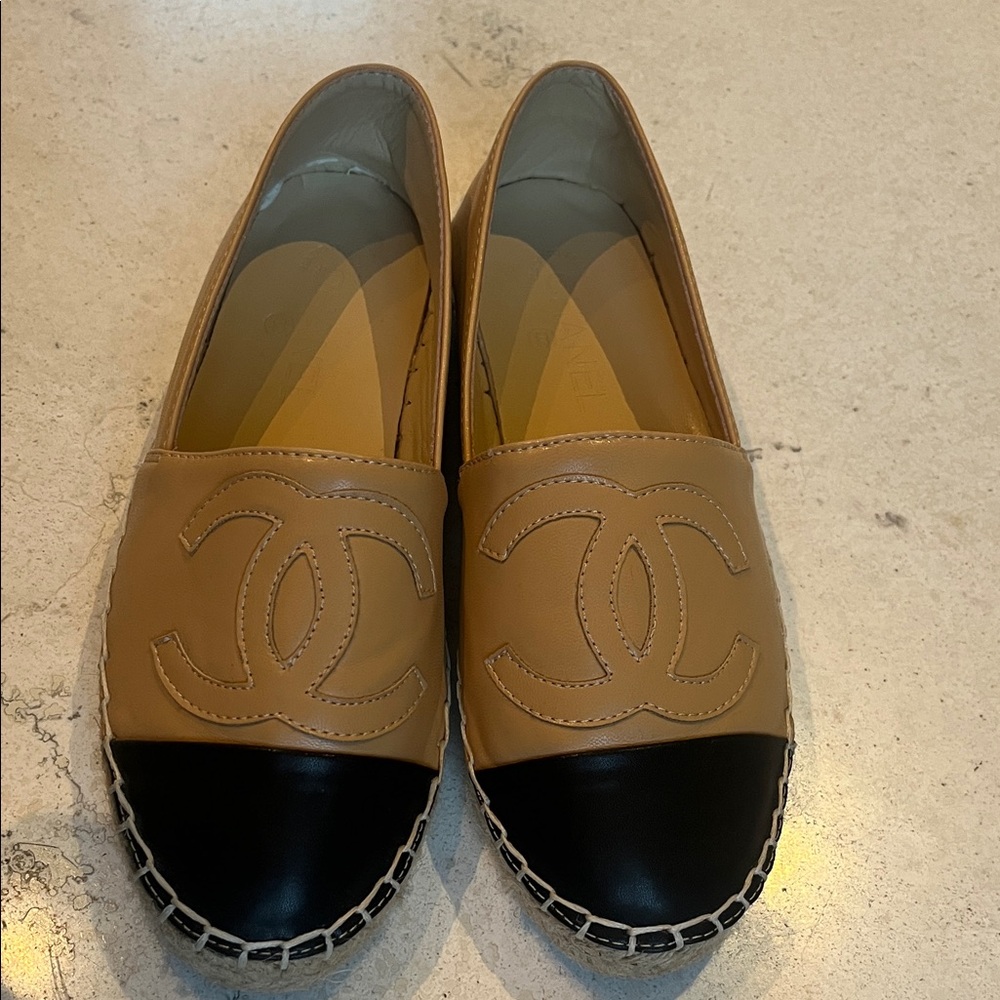 Beautiful Two-Tone Tan and Black Espadrille Flats Sz 36